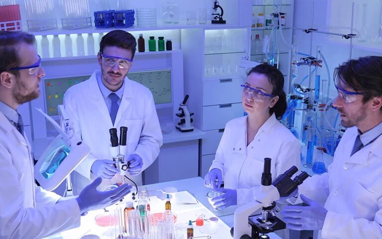 Des chercheurs scientifiques dans un laboratoire