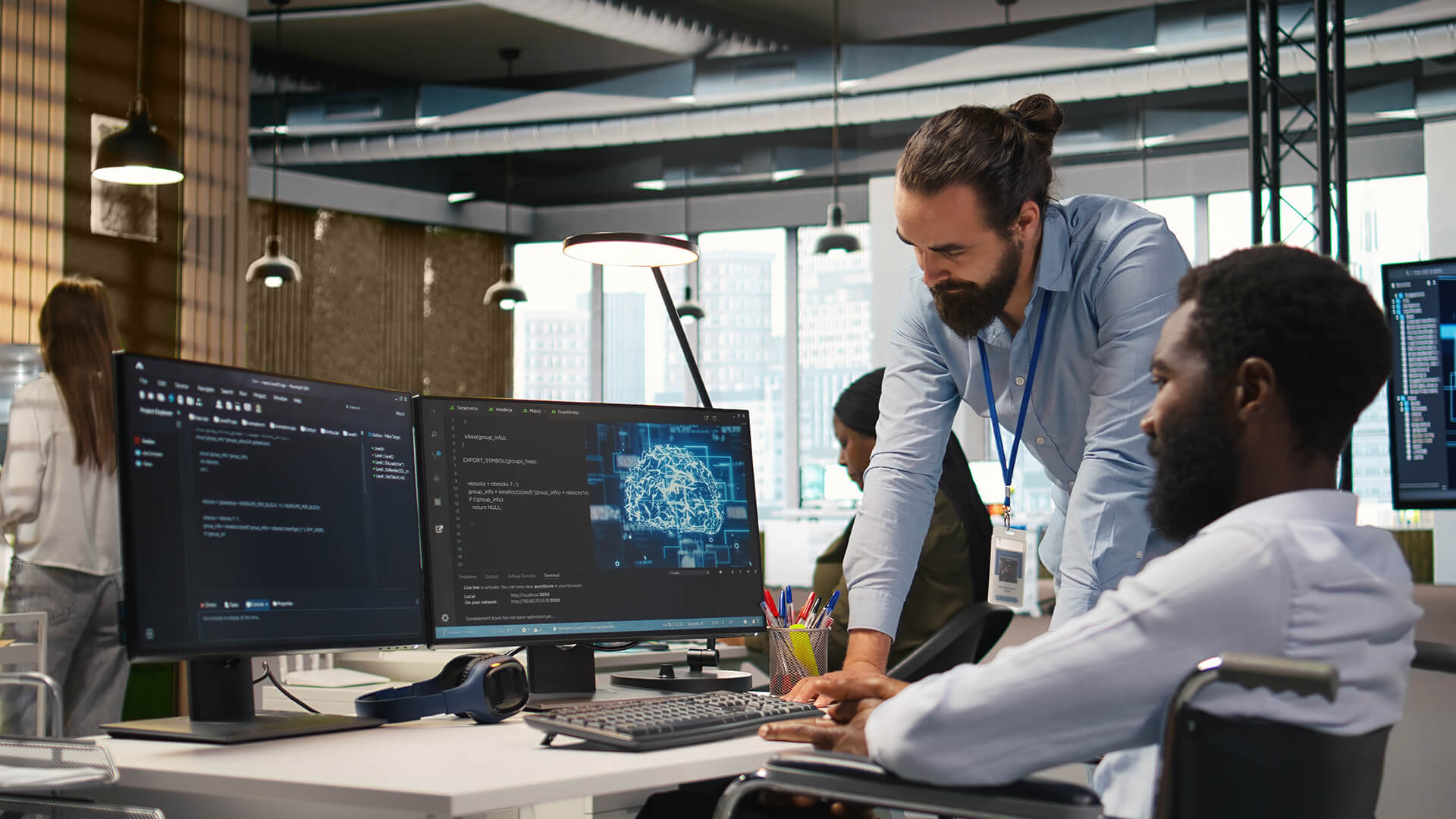 Des ingénieurs travaillant de concert avec un logiciel de technologie d'apprentissage automatique sur un ordinateur
