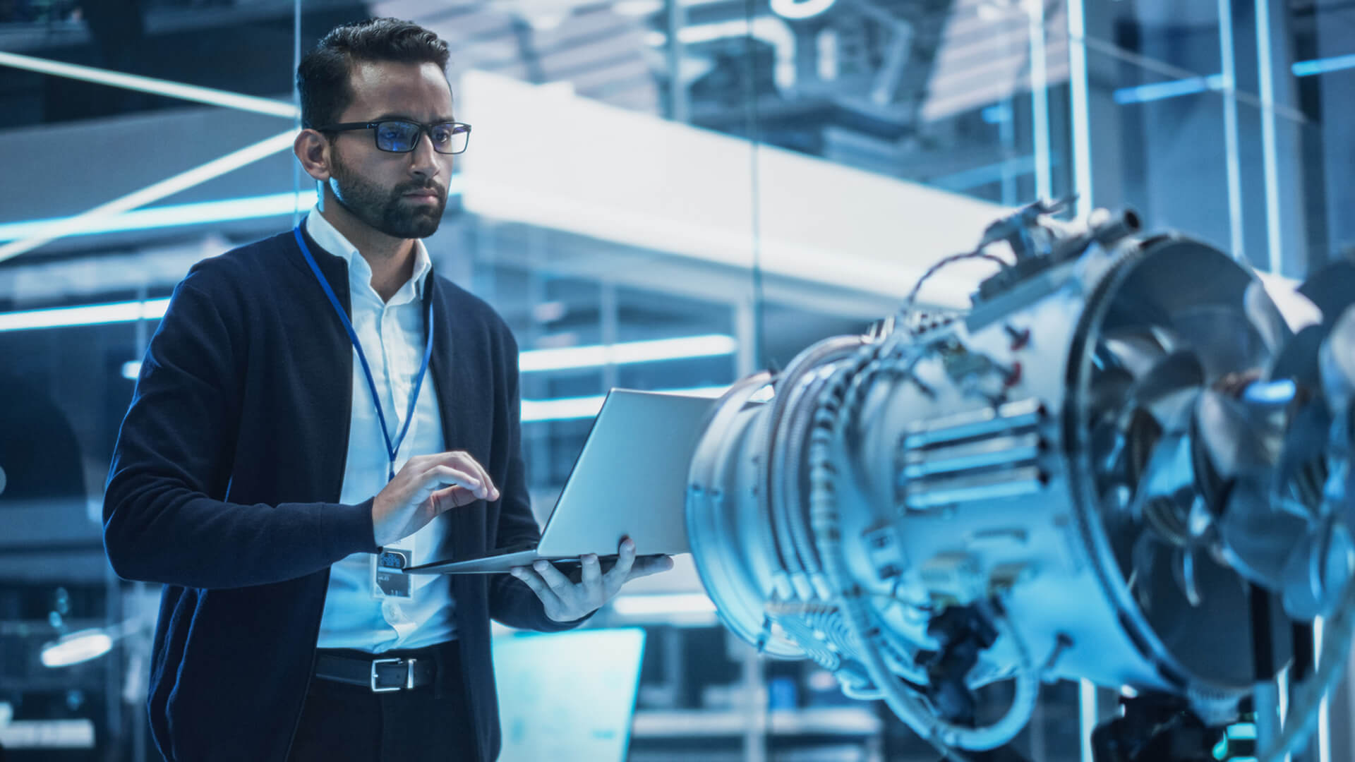 Ingénieur qui intègre une intelligence artificielle (IA) avec des algorithmes et des modèles d’apprentissage automatique pour interpréter des ensembles de données complexes.