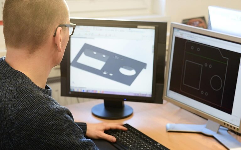 Un ingénieur rédigeant du contenu sur un ordinateur