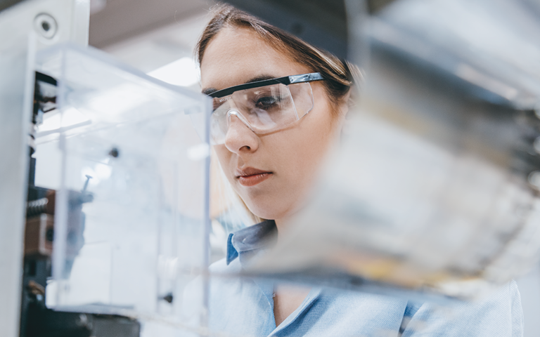 Travailleuse en laboratoire portant des lunettes de protection